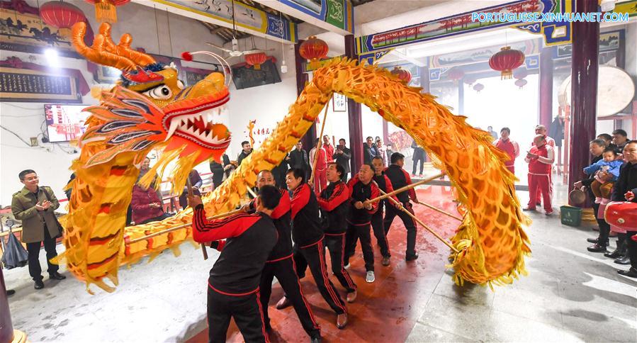 Dan?as do drag?o e do le?o apresentadas no 1o dia do Ano Novo Lunar Chinês