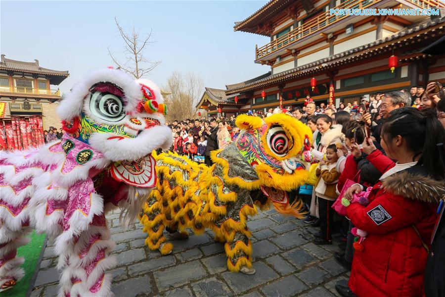 Dan?as do drag?o e do le?o apresentadas no 1o dia do Ano Novo Lunar Chinês