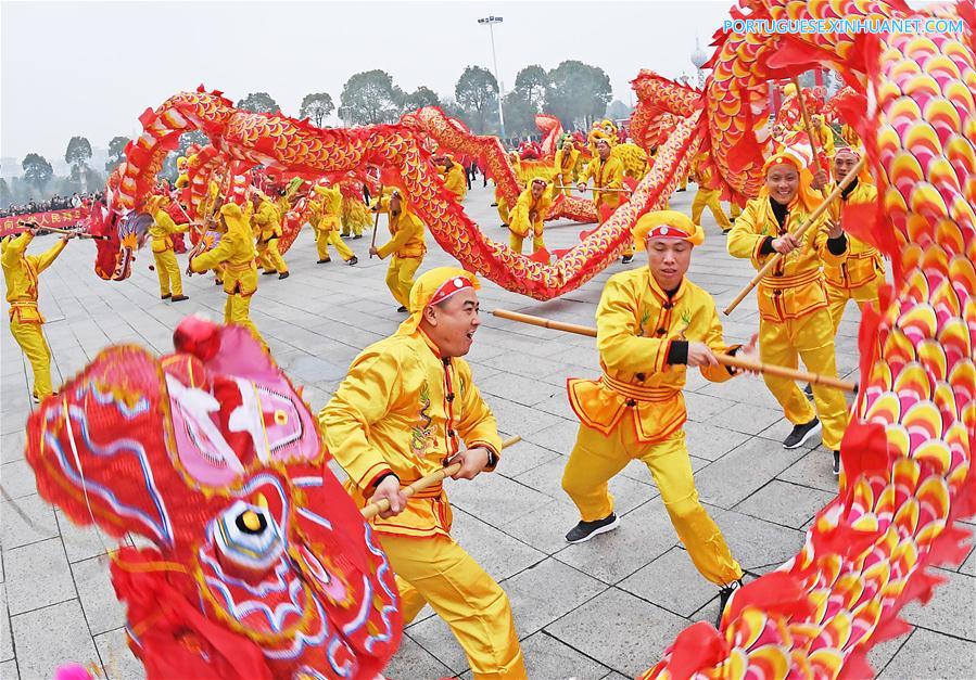 Dan?as do drag?o e do le?o apresentadas no 1o dia do Ano Novo Lunar Chinês