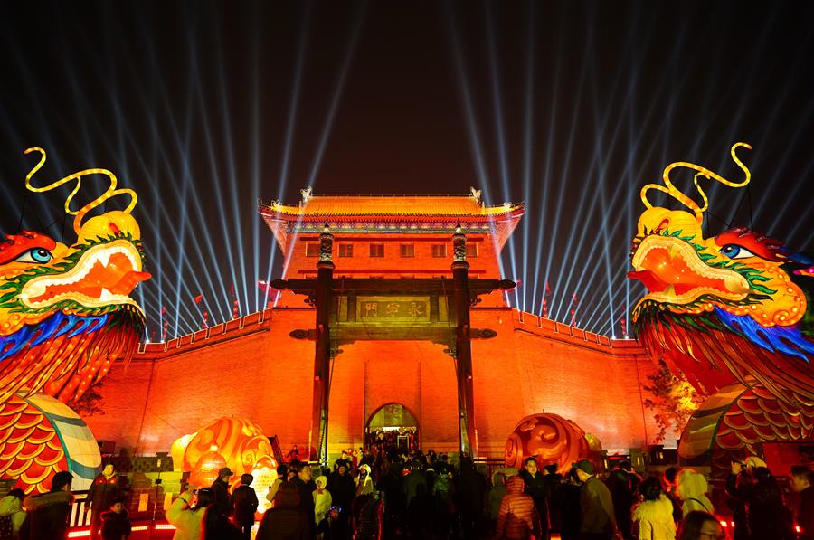 Luzes coloridas iluminam Xi'an durante Festival da Primavera