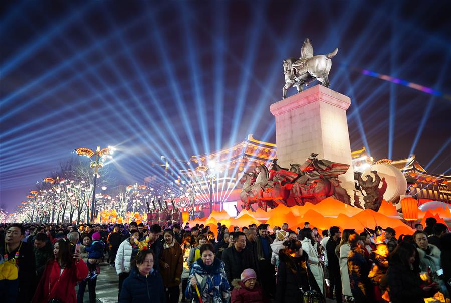 Luzes coloridas iluminam Xi'an durante Festival da Primavera