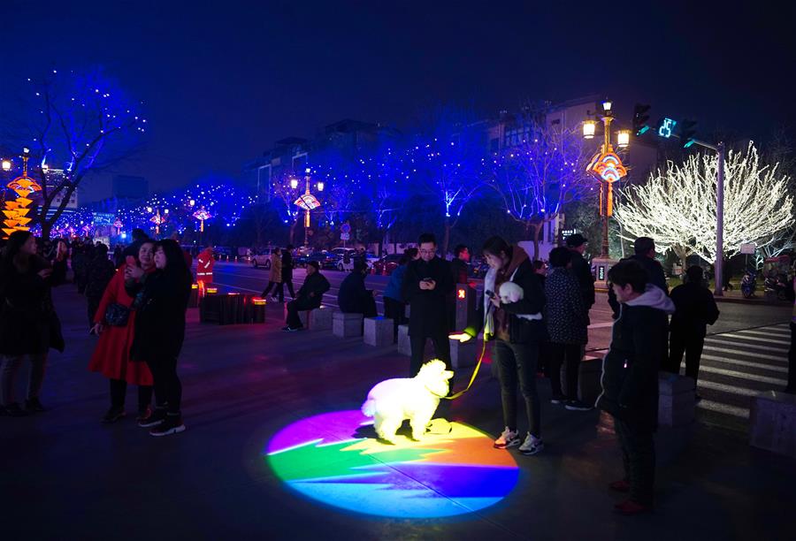 Luzes coloridas iluminam Xi'an durante Festival da Primavera