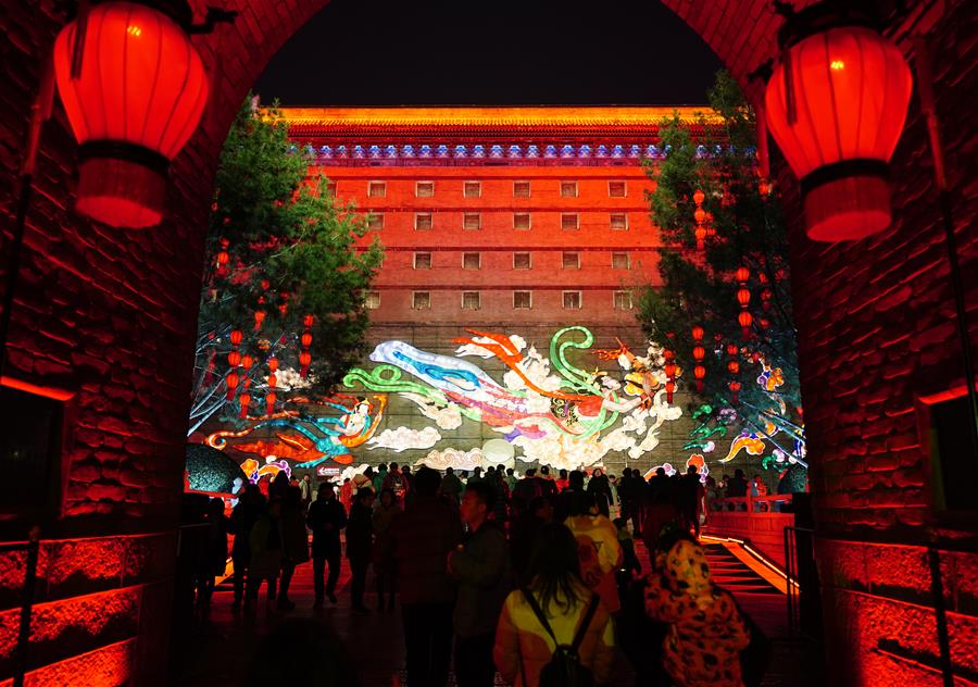Luzes coloridas iluminam Xi'an durante Festival da Primavera