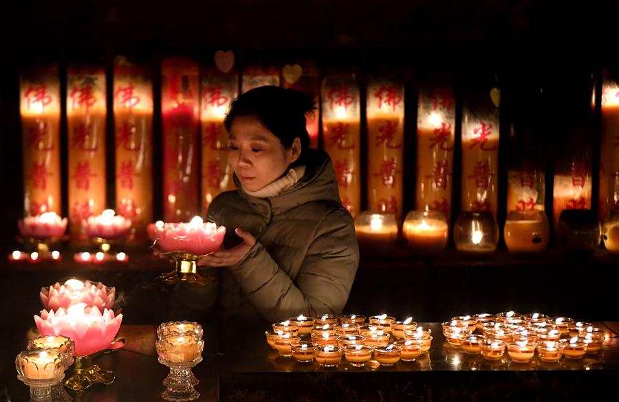 Pessoas acendem candeeiros de manteiga para expressar bons desejos em Xi'an