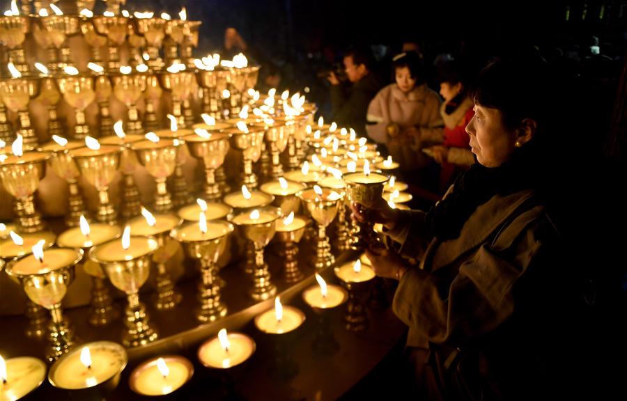 Pessoas acendem candeeiros de manteiga para expressar bons desejos em Xi'an