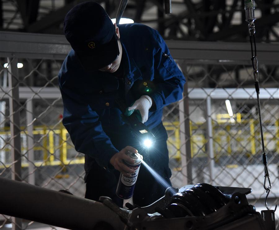 Trens-bala Fuxing recebem manuten??o regular em Shandong, leste da China