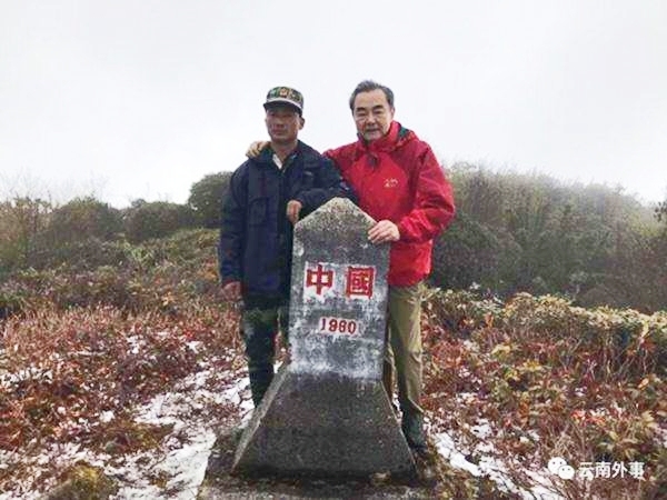 Chanceler chinês volta a pintar primeiro marcador da fronteira RPC-Myanmar