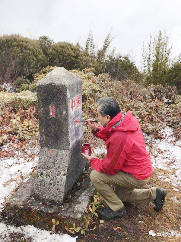 Chanceler chinês volta a pintar primeiro marcador da fronteira RPC-Myanmar