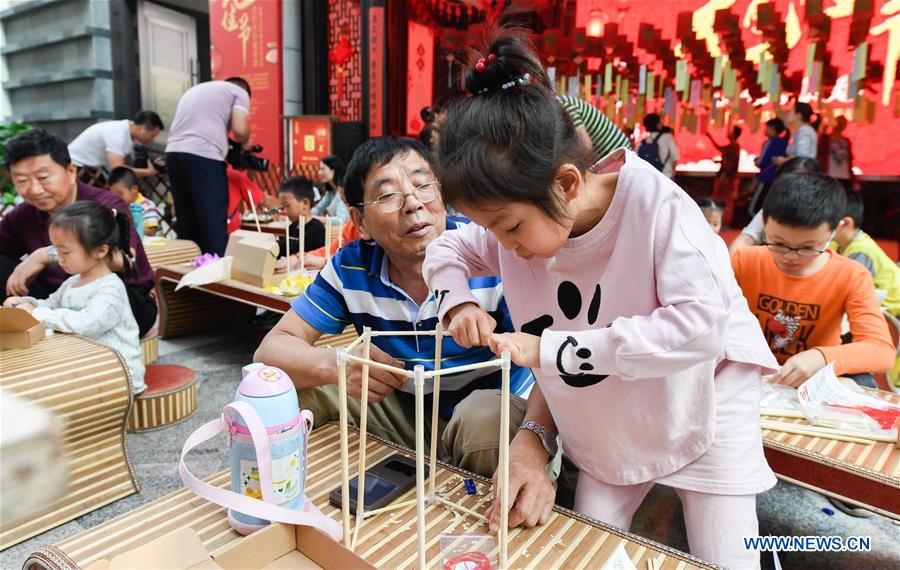 Chineses celebram o Festival da Lanternas 