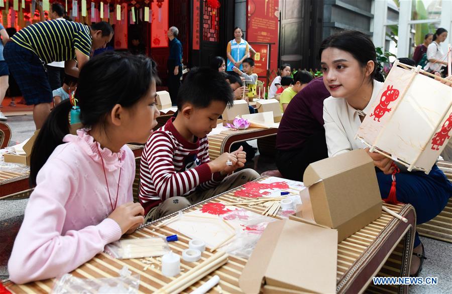 Chineses celebram o Festival da Lanternas 