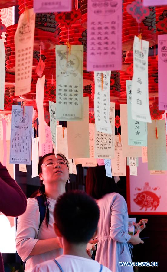 Chineses celebram o Festival da Lanternas 