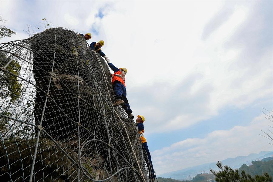 Trabalho diário dos funcionários da divis?o de manuten??o ferroviária de alta velocidade de Guiyang