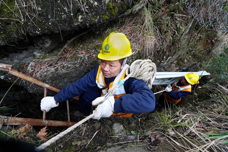 Trabalho diário dos funcionários da divis?o de manuten??o ferroviária de alta velocidade de Guiyang