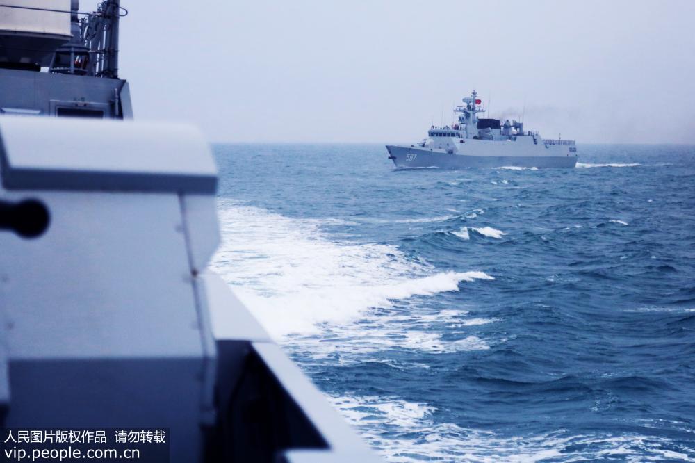 Destacamento de fragatas do teatro oriental realiza simula??o de combate