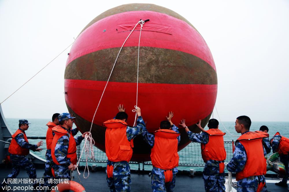 Destacamento de fragatas do teatro oriental realiza simula??o de combate
