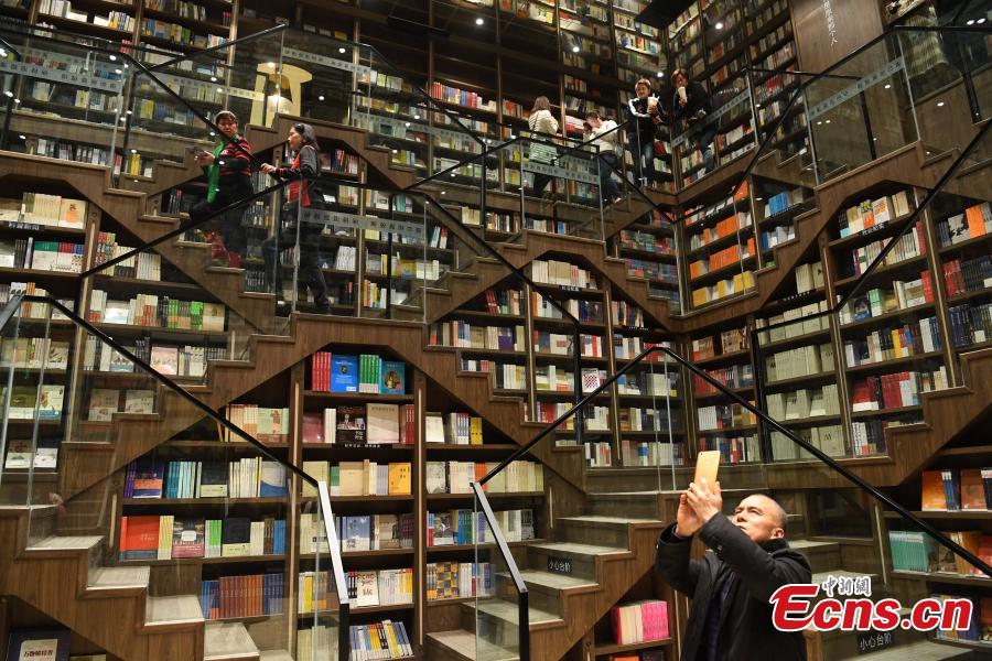 Chongqing: Inaugura??o de livraria hipnotizante atrai curiosos
