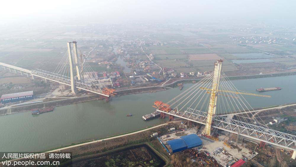 Construídas se??es da ponte ferroviária Shangqiu-Hefei-Hangzhou sobre Rio Yuxi