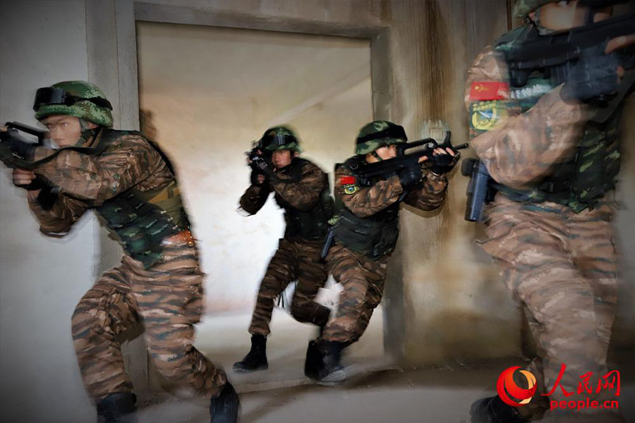 Galeria: Polícia especial participa de treinamento anti-terrorista em Guangxi