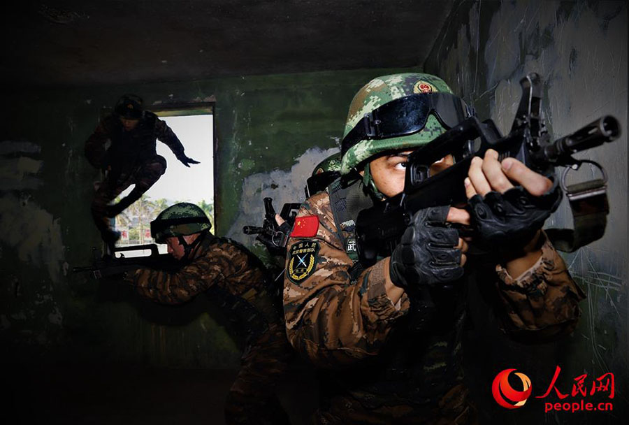 Galeria: Polícia especial participa de treinamento anti-terrorista em Guangxi