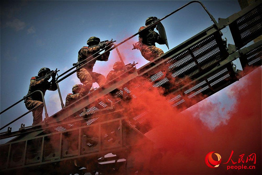 Galeria: Polícia especial participa de treinamento anti-terrorista em Guangxi