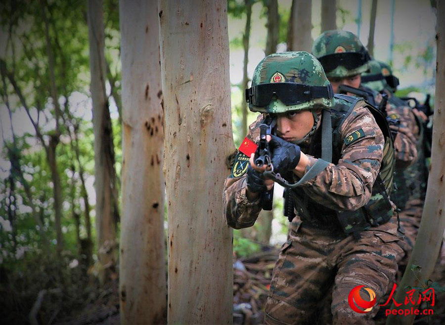 Galeria: Polícia especial participa de treinamento anti-terrorista em Guangxi