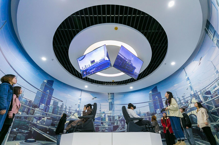 Residentes experimentam óculos de VR em uma base industrial de aplica??o de big data em Hohhot, na Regi?o Aut?noma da Mongólia Interior.