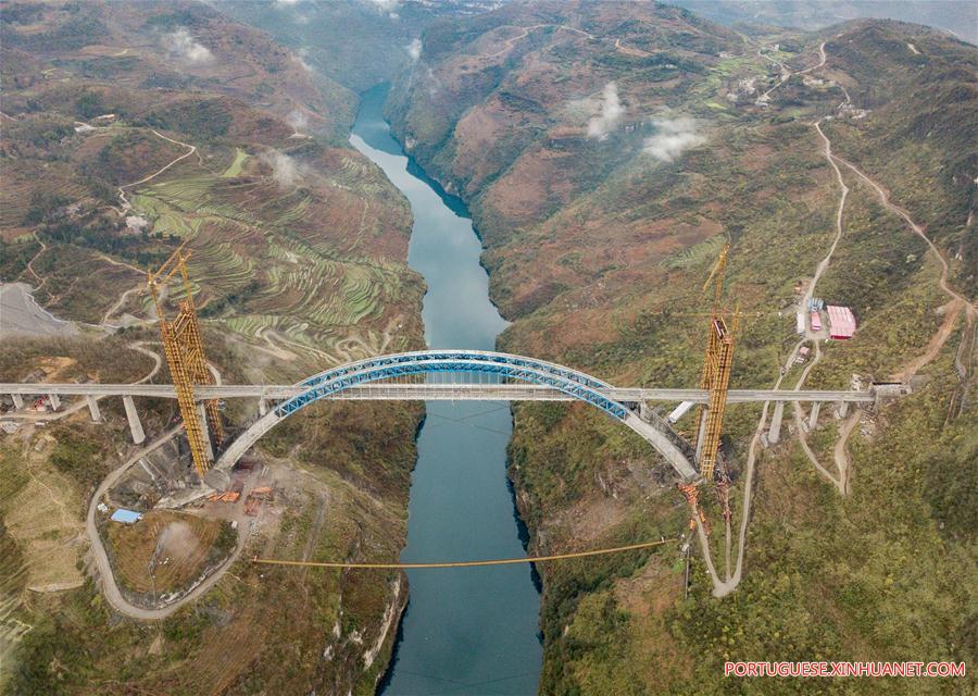 Galeria: Constru??o da Ponte Yachihe da ferrovia de alta velocidade Chengdu-Guiyang será concluída no fim de 2019
