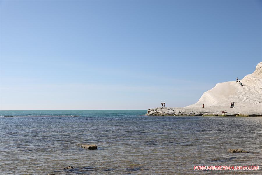 Pessoas caminham à beira mar em Sicília, Itália, em 14 de novembro de 2018. 