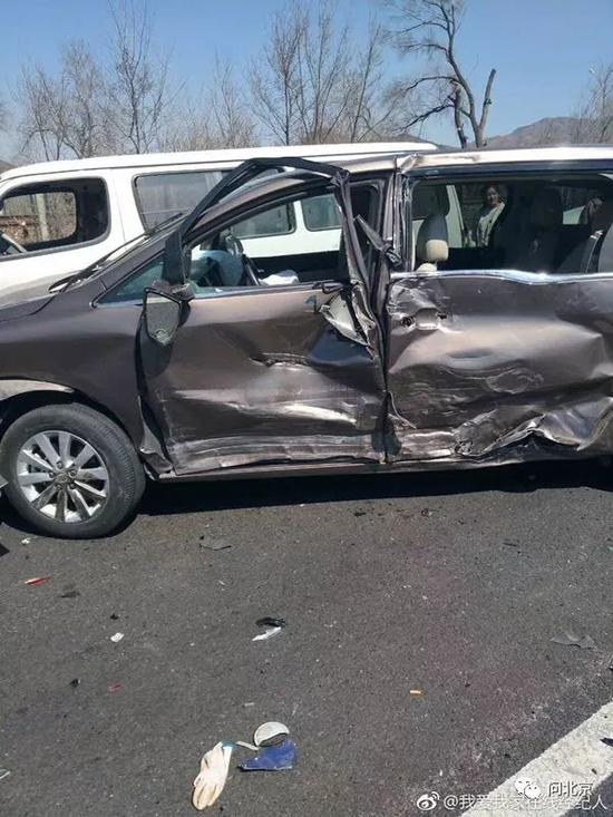 7 feridos após a colis?o de 16 carros na via expressa Beijing-Tibete