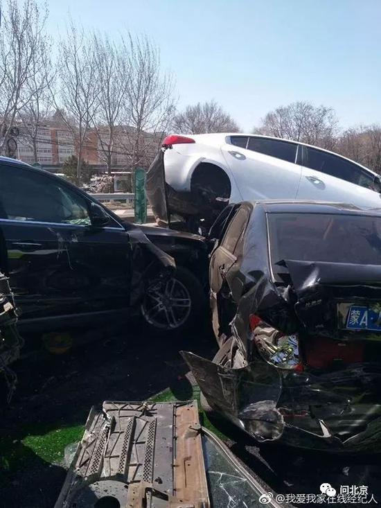 7 feridos após a colis?o de 16 carros na via expressa Beijing-Tibete