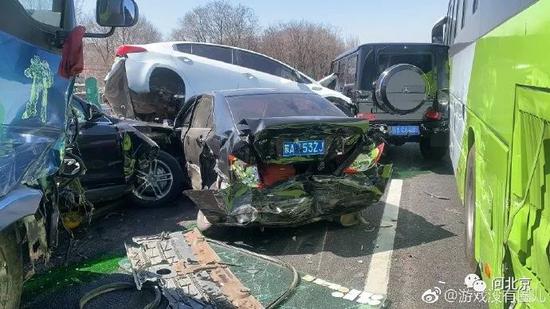 7 feridos após a colis?o de 16 carros na via expressa Beijing-Tibete