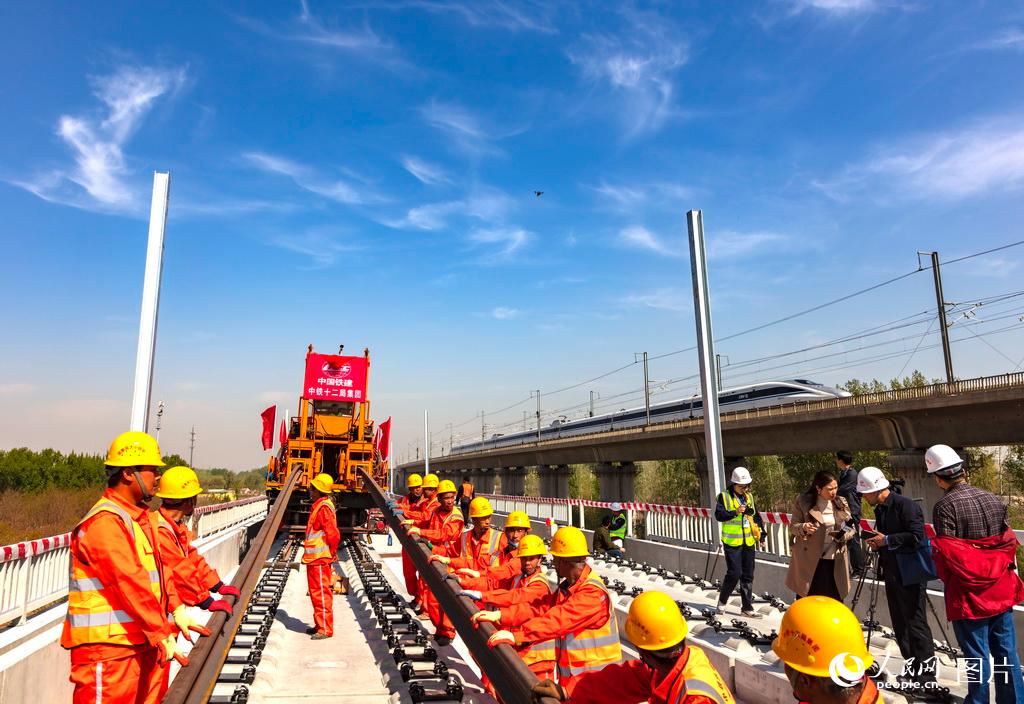 Ferrovia Beijing-Xiongan: Iniciada a instala??o de carris no segmento Liying, Beijing