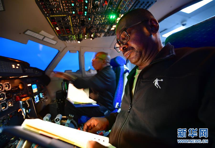 Pilotos angolanos recebem forma??o para manuseamento de avi?es MA60