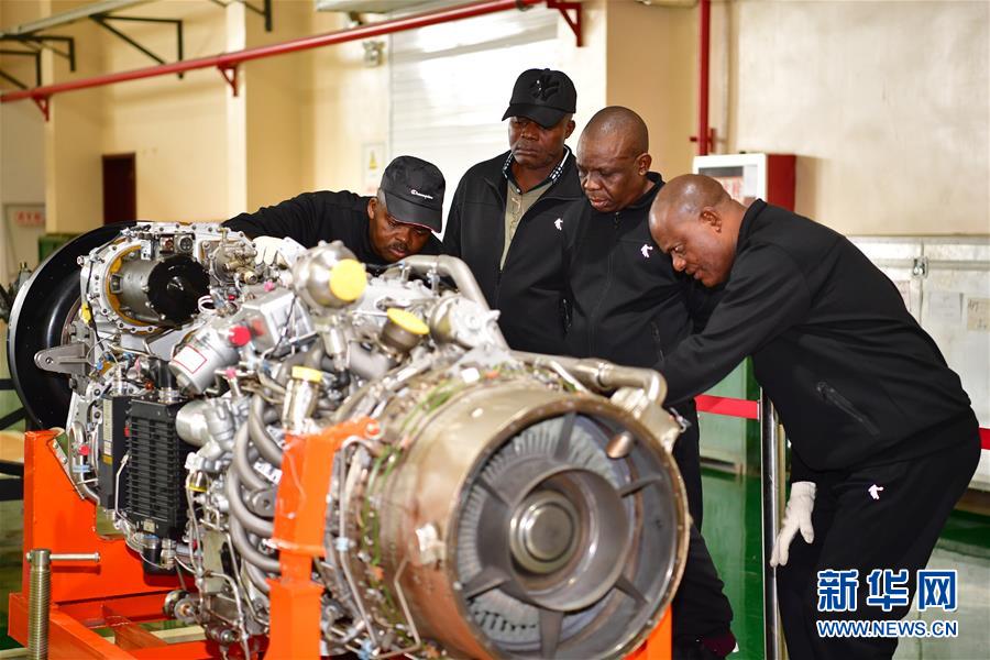 Pilotos angolanos recebem forma??o para manuseamento de avi?es MA60