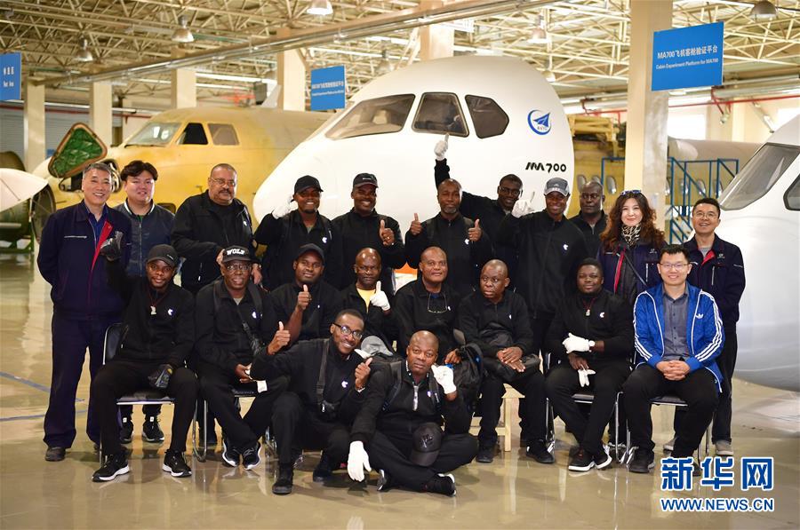 Pilotos angolanos recebem forma??o para manuseamento de avi?es MA60