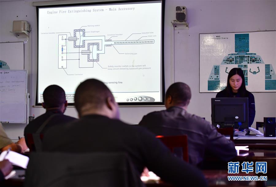 Pilotos angolanos recebem forma??o para manuseamento de avi?es MA60