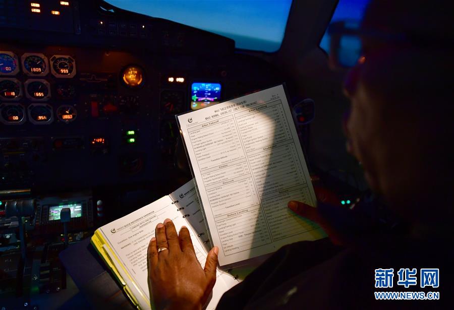 Pilotos angolanos recebem forma??o para manuseamento de avi?es MA60