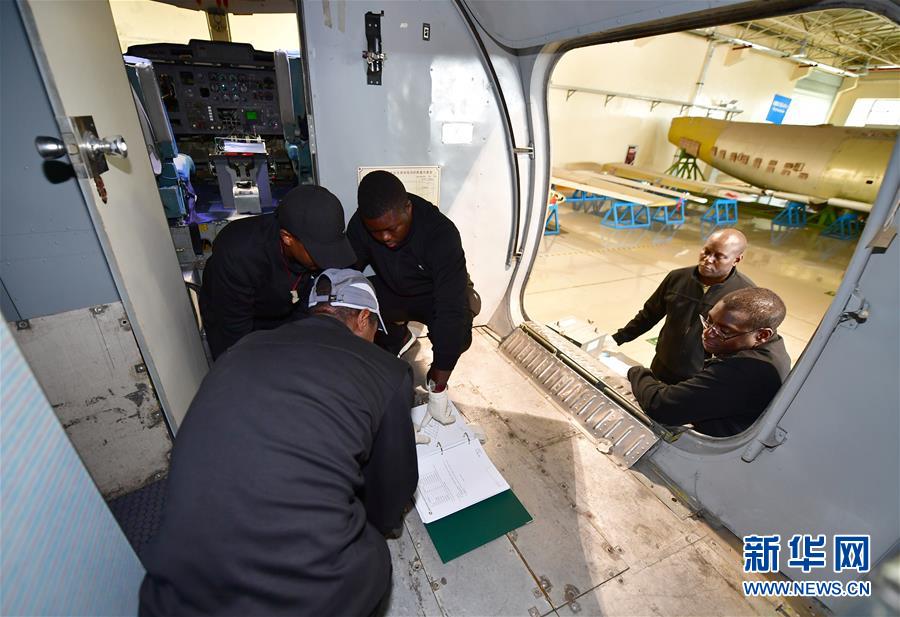 Pilotos angolanos recebem forma??o para manuseamento de avi?es MA60