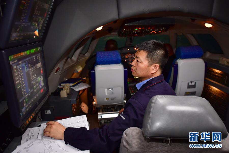 Pilotos angolanos recebem forma??o para manuseamento de avi?es MA60