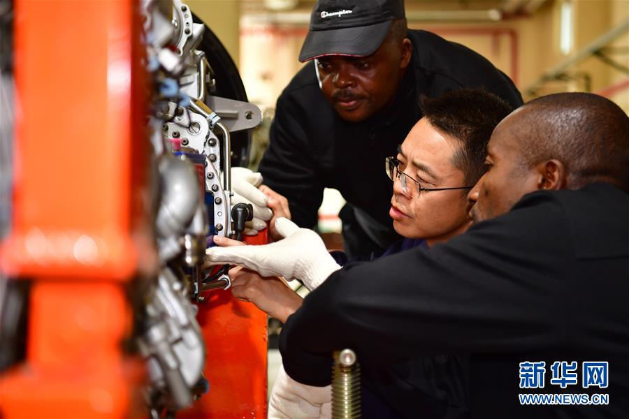 Pilotos angolanos recebem forma??o para manuseamento de avi?es MA60