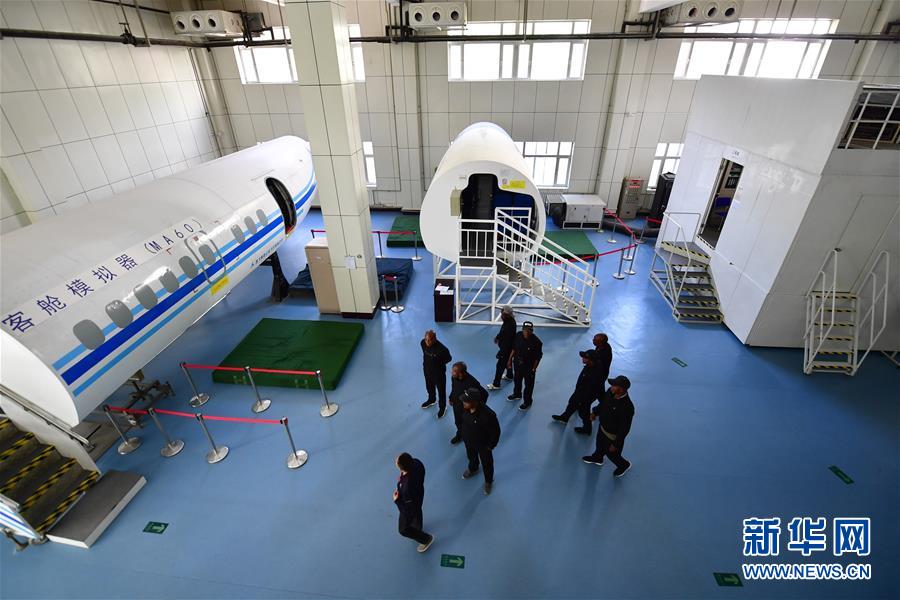 Pilotos angolanos recebem forma??o para manuseamento de avi?es MA60