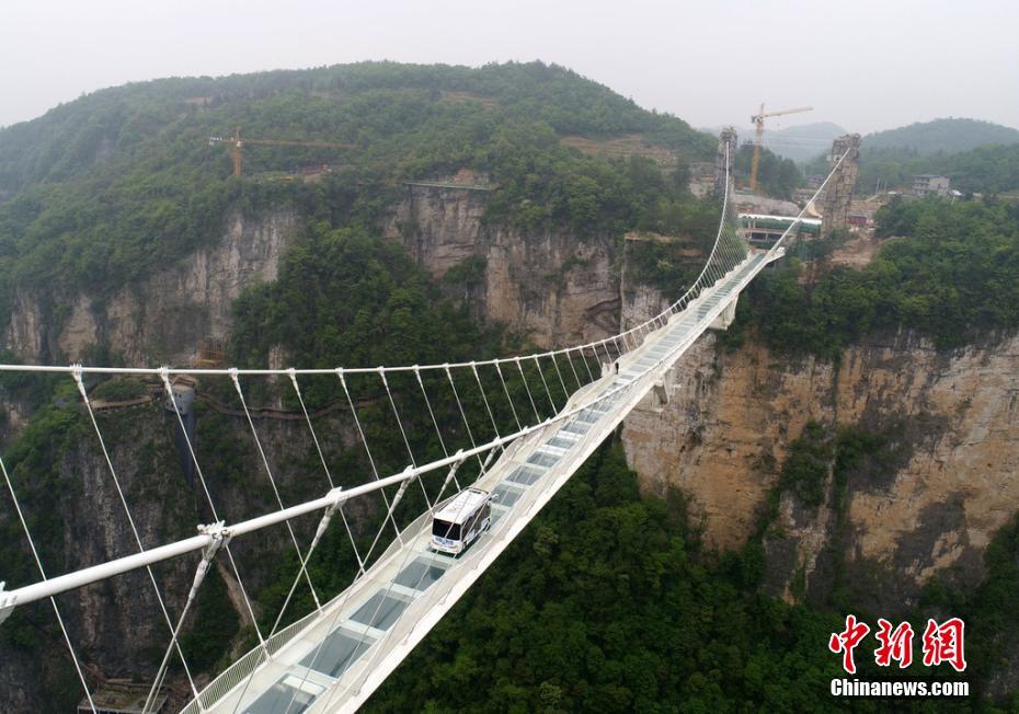 Galeria: ?nibus de condu??o automática desafia ponte de vidro em Hunan