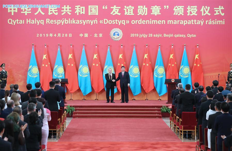 Xi Jinping reúne-se com o primeiro presidente do Cazaquist?o