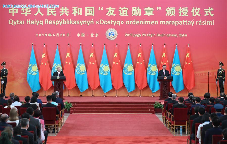 Xi Jinping reúne-se com o primeiro presidente do Cazaquist?o