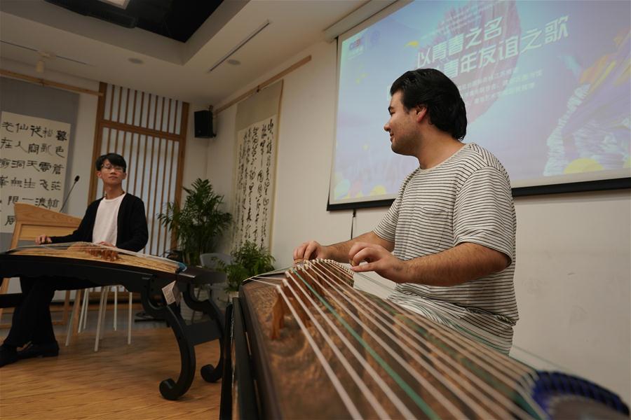 Jovens representantes e estudantes estrangeiros realizam intercambio cultural em Nanjing