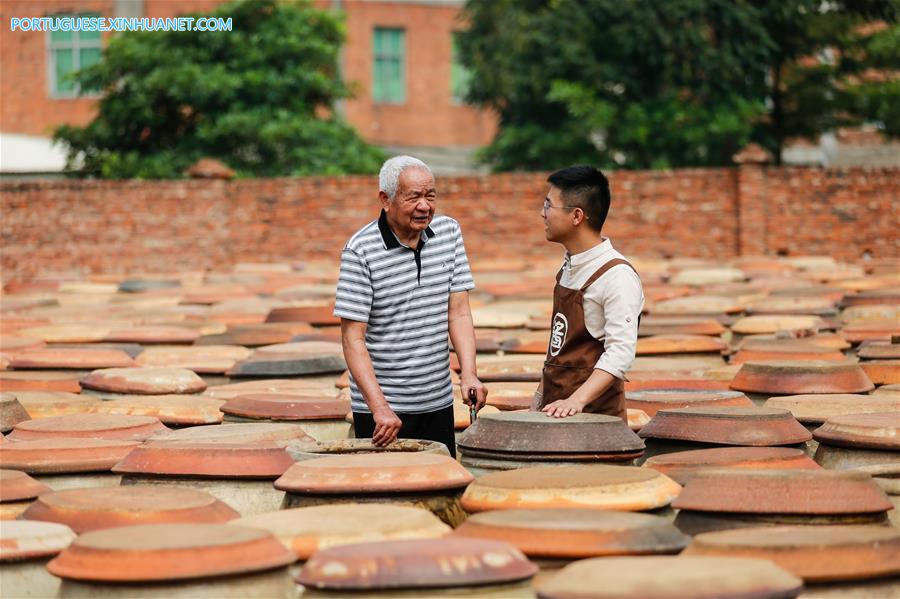 Herdeiro da terceira gera??o do molho de soja Xiaowutang mantém tradi??o e busca inova??o para a empresa em Fujian