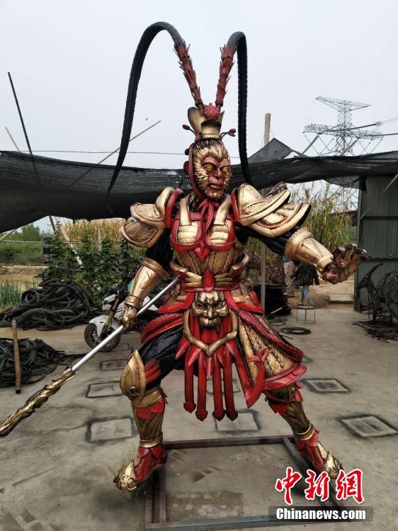 Homem chinês usa pneus usados para criar esculturas