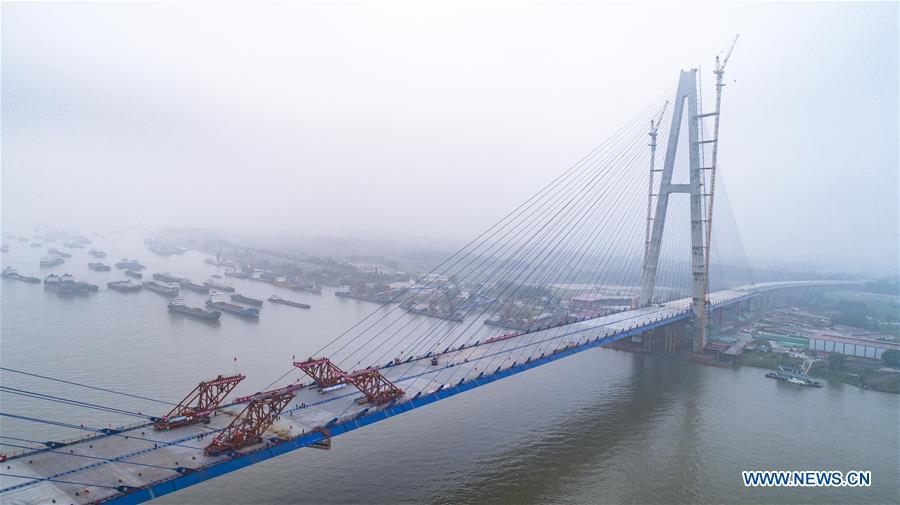Maior ponte sobre rio Yangtze entra na reta final de constru??o