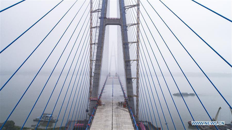 Maior ponte sobre rio Yangtze entra na reta final de constru??o