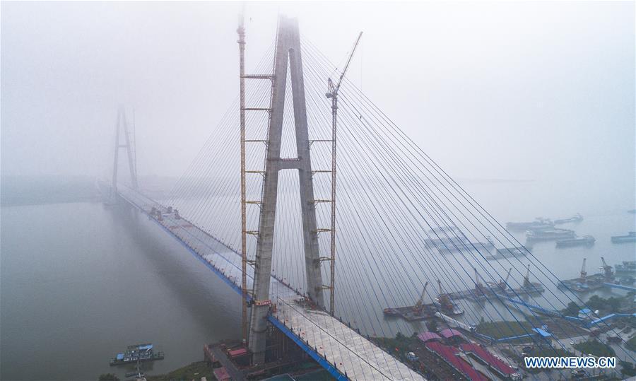 Maior ponte sobre rio Yangtze entra na reta final de constru??o